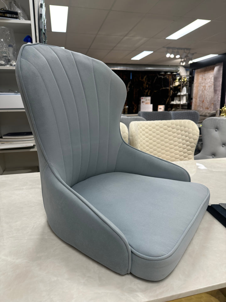 Matbord med 6 stolar