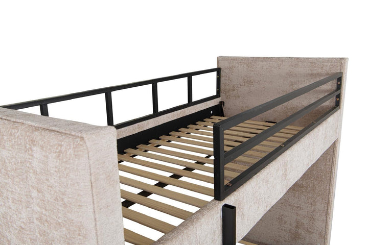 våningssäng med madrasser!